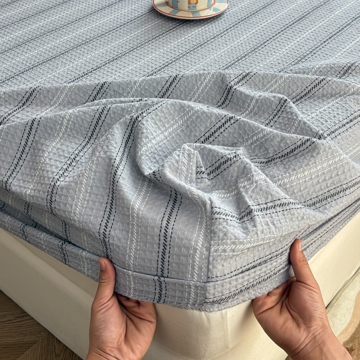 91家纺网 家纺一手货源 找家纺 居眠 2026新款全棉印花华夫格床笠 细灰条