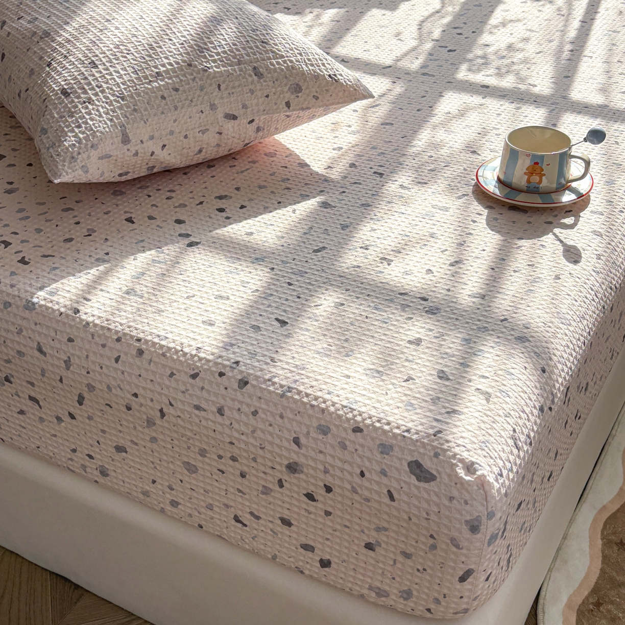 91家纺网 家纺一手货源 找家纺 居眠 2026新款全棉印花华夫格床笠 小斑点