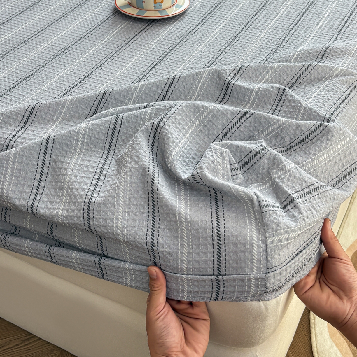 91家纺网 家纺一手货源 找家纺 居眠 2026新款全棉印花华夫格床笠 细灰条