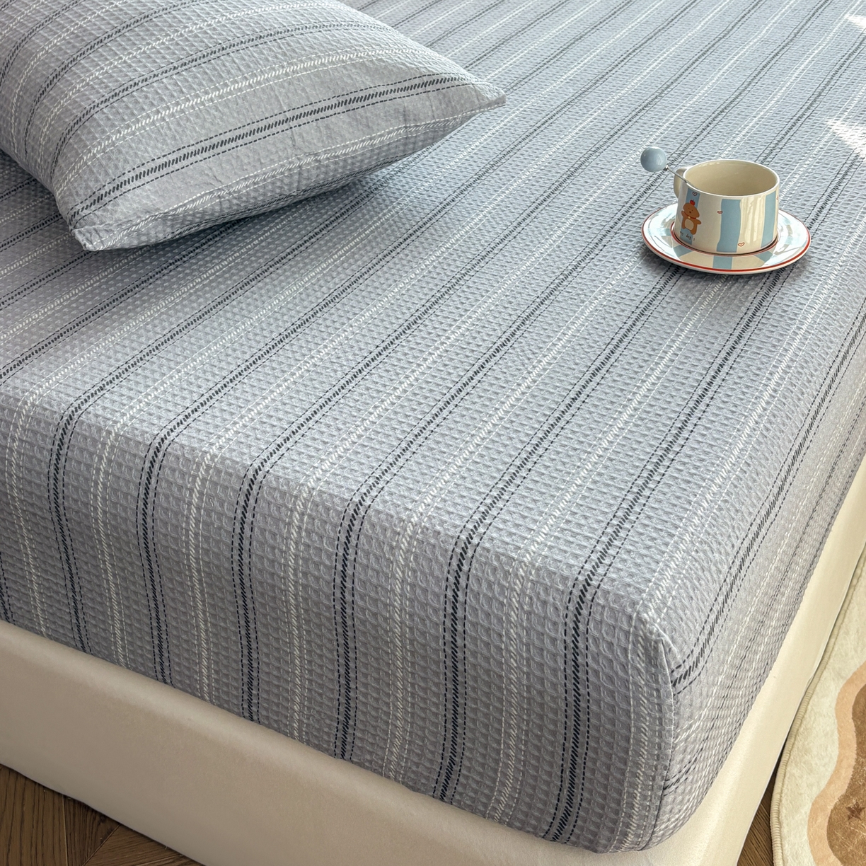 91家纺网 家纺一手货源 找家纺 居眠 2026新款全棉印花华夫格床笠 细灰条