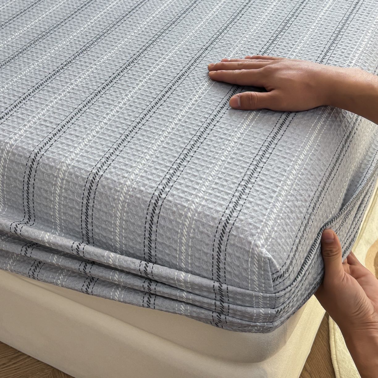 91家纺网 家纺一手货源 找家纺 居眠 2026新款全棉印花华夫格床笠 细灰条