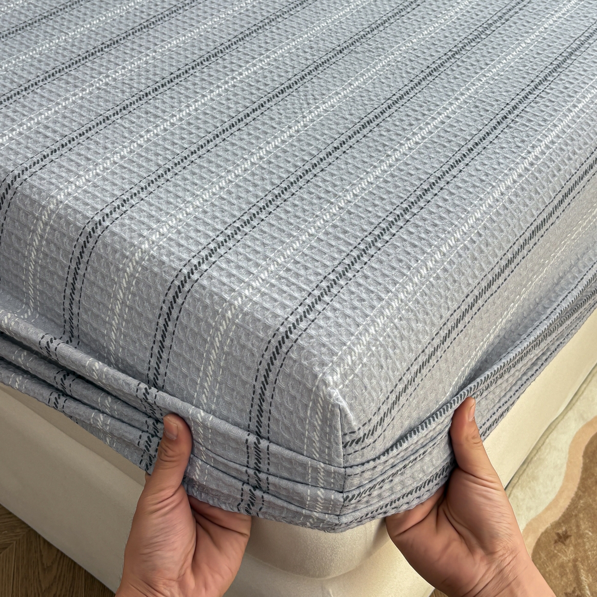 91家纺网 家纺一手货源 找家纺 居眠 2026新款全棉印花华夫格床笠 细灰条