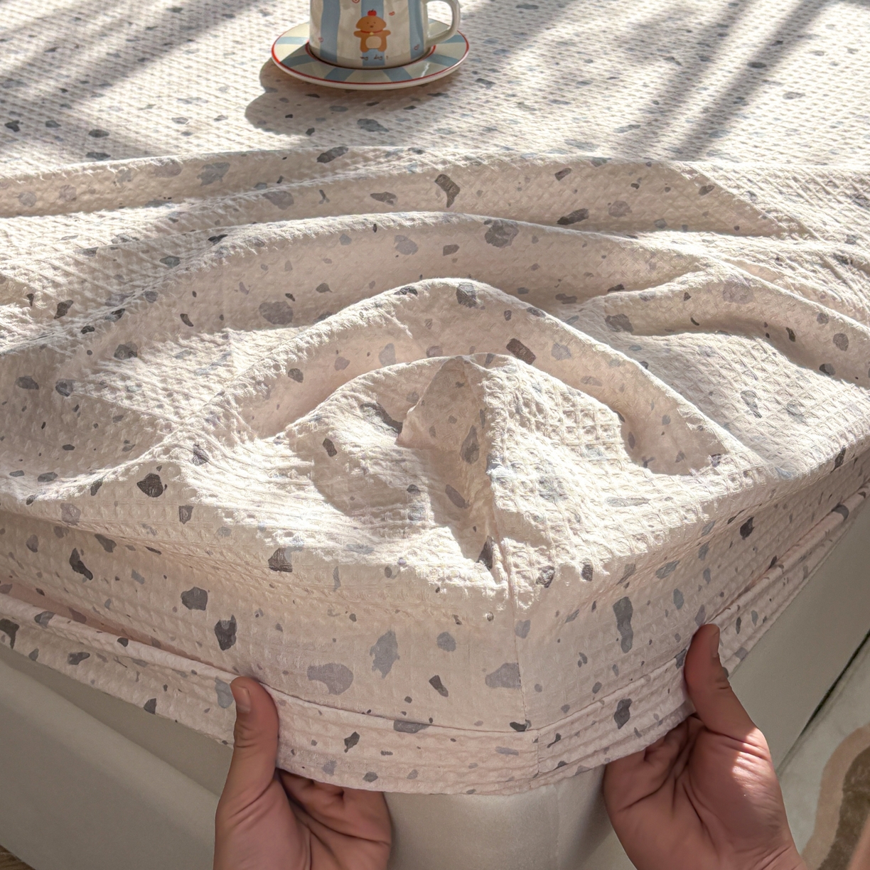 91家纺网 家纺一手货源 找家纺 居眠 2026新款全棉印花华夫格床笠 小斑点