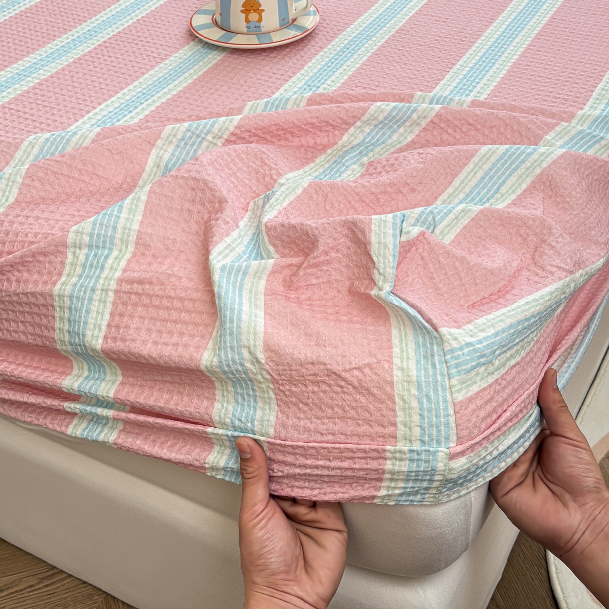 91家纺网 家纺一手货源 找家纺 居眠 2026新款全棉印花华夫格床笠 条纹粉