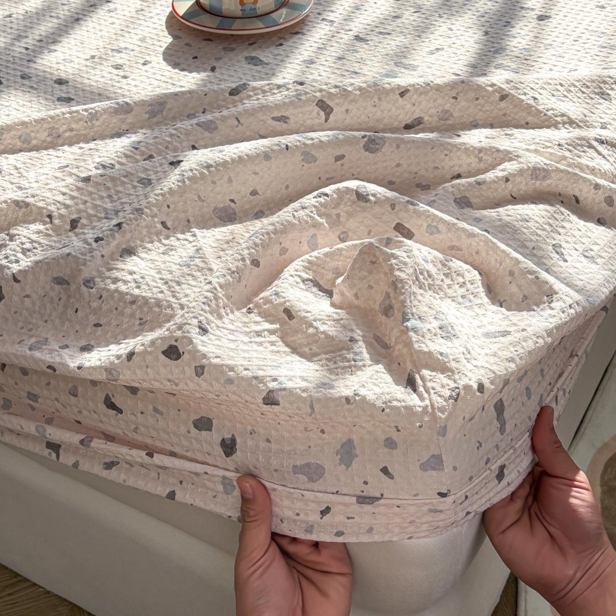 91家纺网 家纺一手货源 找家纺 居眠 2026新款全棉印花华夫格床笠 小斑点