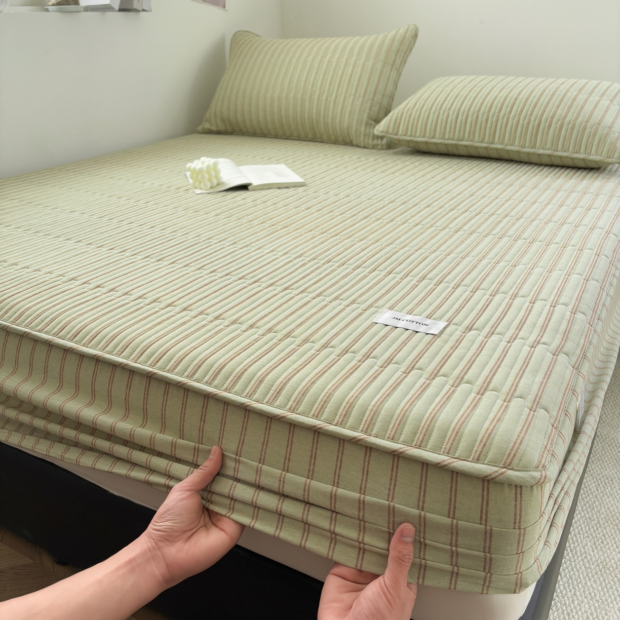 91家纺网 家纺一手货源 找家纺 居眠 2026新款全棉色织水洗棉格子夹棉棉花床笠 夹棉款-摩登绿卡条