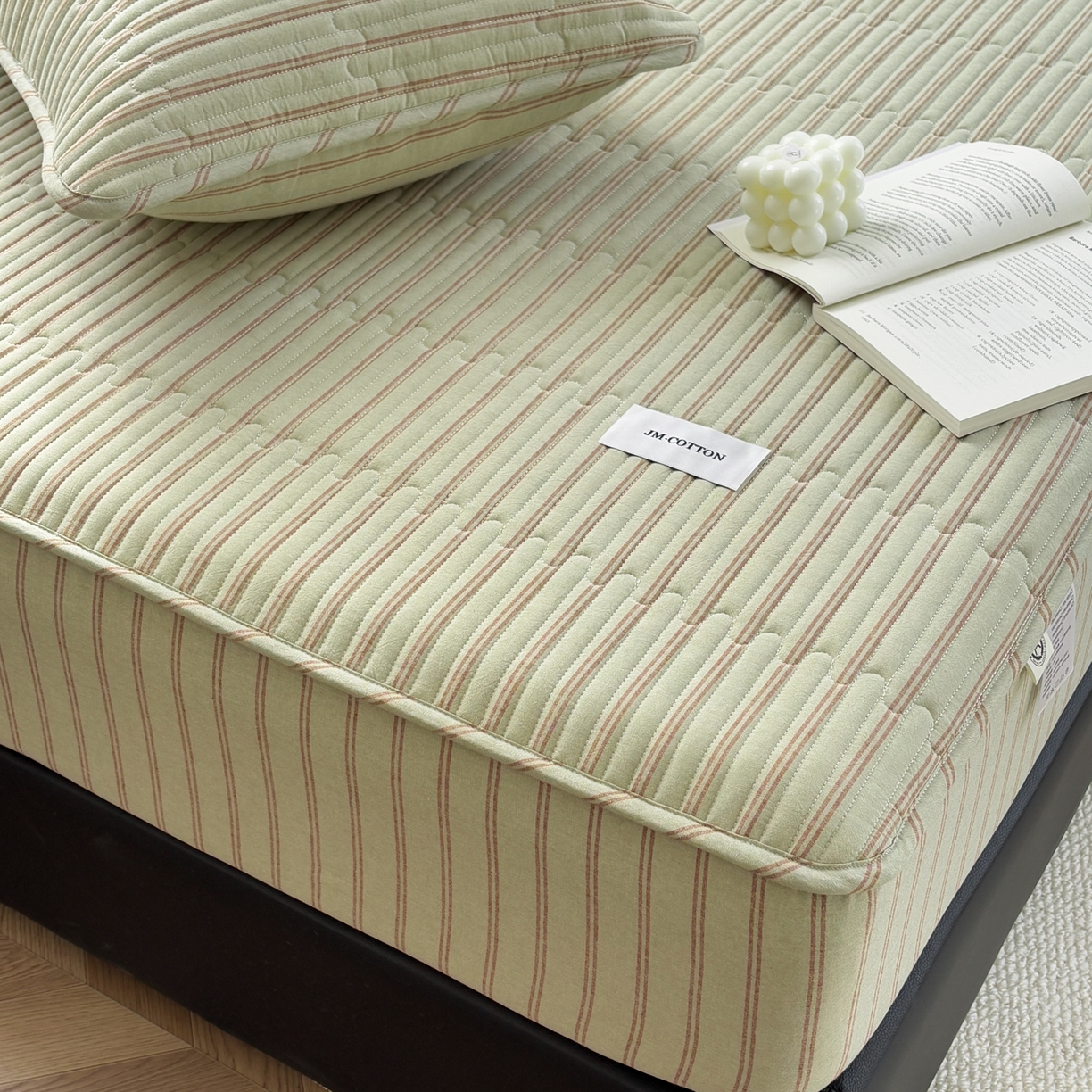 91家纺网 家纺一手货源 找家纺 居眠 2026新款全棉色织水洗棉格子夹棉棉花床笠 夹棉款-摩登绿卡条