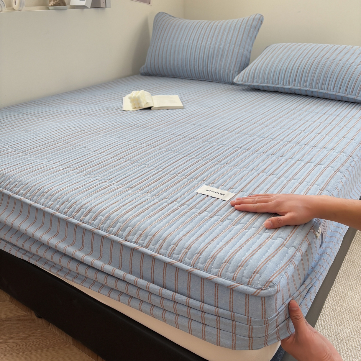 91家纺网 家纺一手货源 找家纺 居眠 2026新款全棉色织水洗棉格子夹棉棉花床笠 夹棉款-摩登蓝卡条