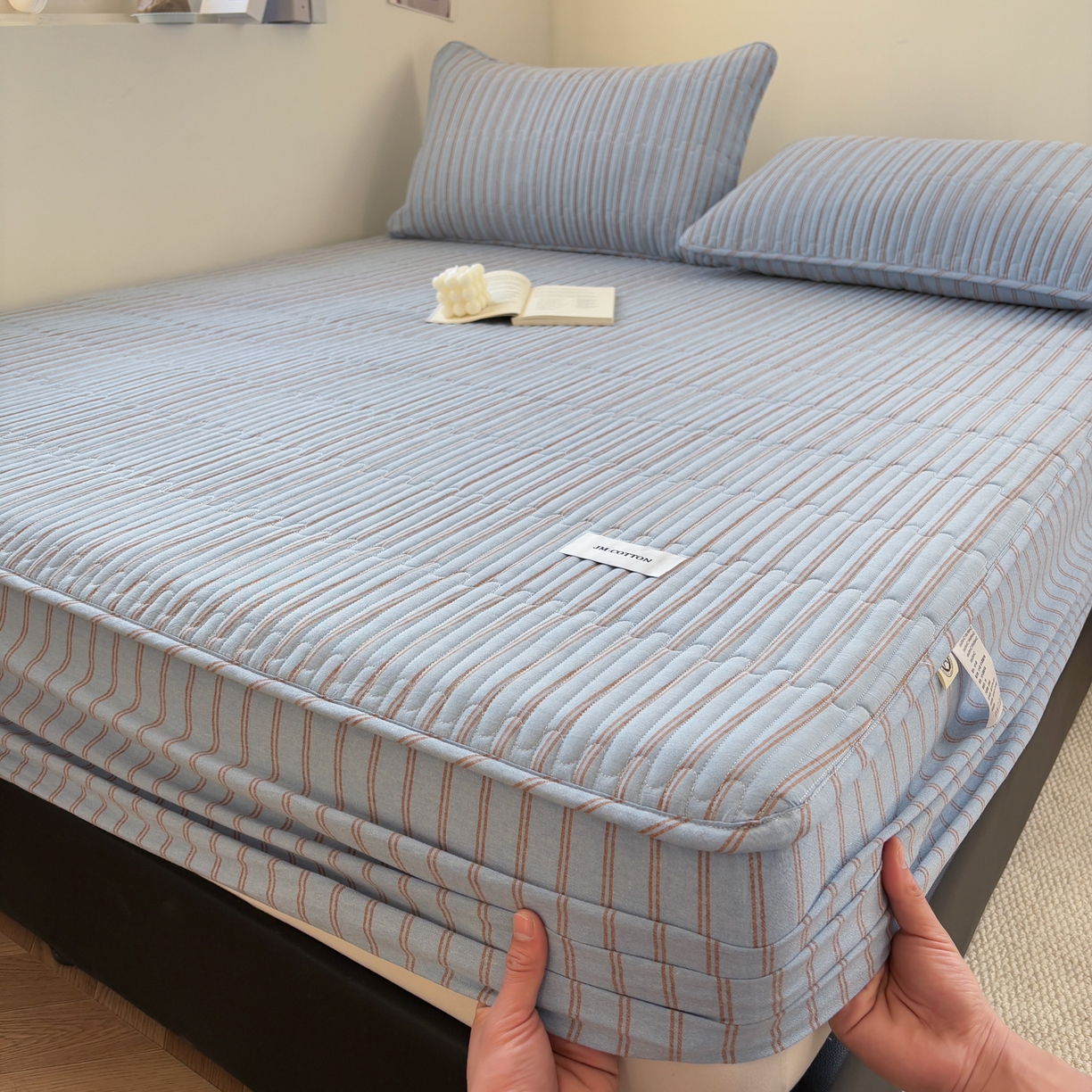 91家纺网 家纺一手货源 找家纺 居眠 2026新款全棉色织水洗棉格子夹棉棉花床笠 夹棉款-摩登蓝卡条