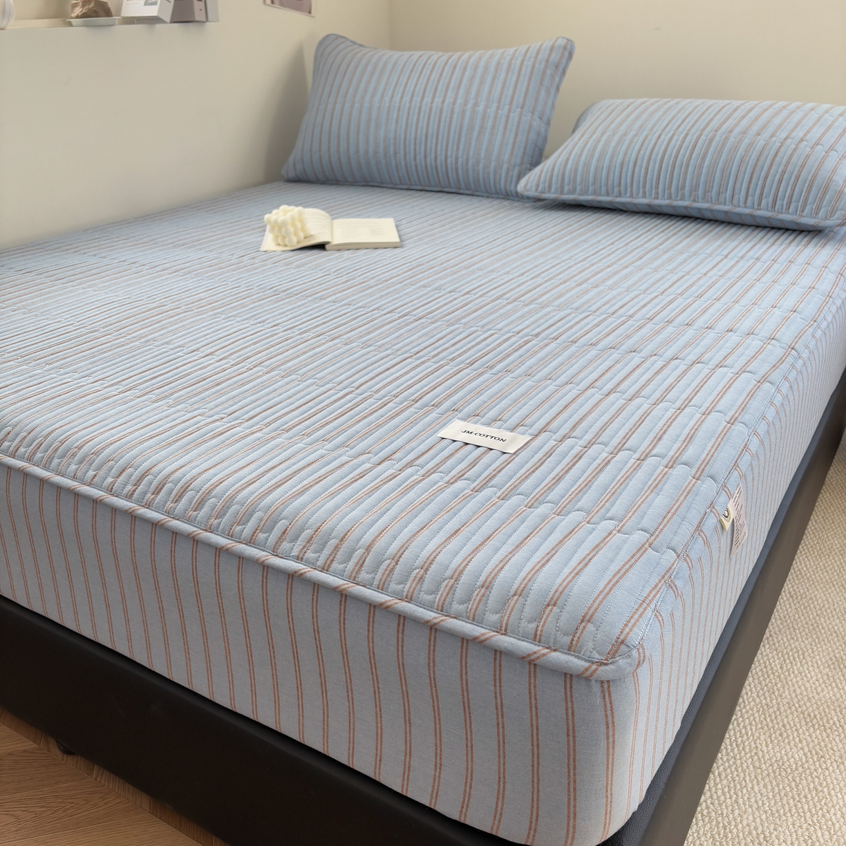 91家纺网 家纺一手货源 找家纺 居眠 2026新款全棉色织水洗棉格子夹棉棉花床笠 夹棉款-摩登蓝卡条