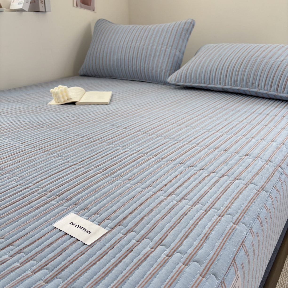 91家纺网 家纺一手货源 找家纺 居眠 2026新款全棉色织水洗棉格子夹棉棉花床笠 夹棉款-摩登蓝卡条