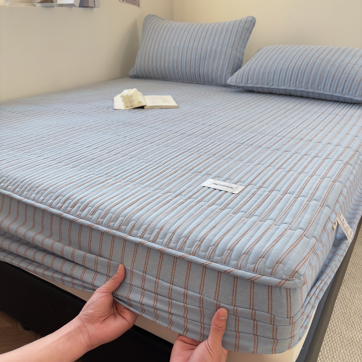91家纺网 家纺一手货源 找家纺 居眠 2026新款全棉色织水洗棉格子夹棉棉花床笠 夹棉款-摩登蓝卡条