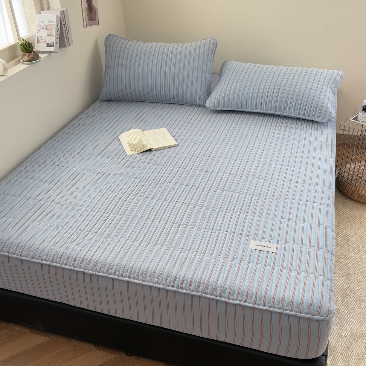 91家纺网 家纺一手货源 找家纺 居眠 2026新款全棉色织水洗棉格子夹棉棉花床笠 夹棉款-摩登蓝卡条