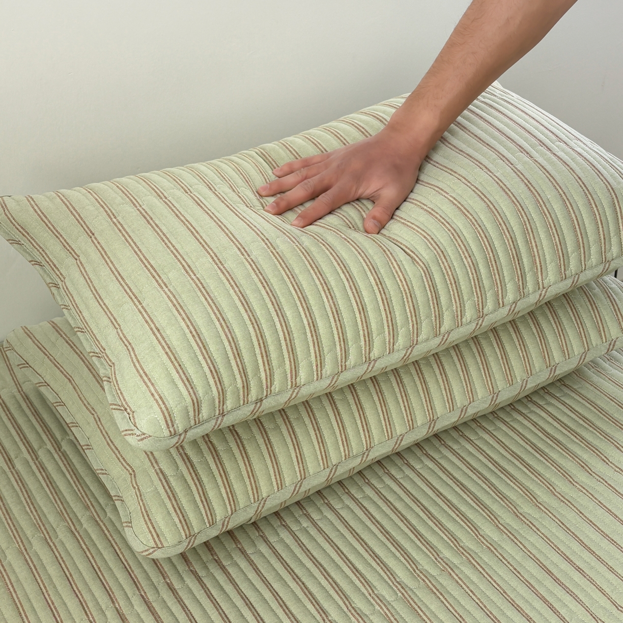 91家纺网 家纺一手货源 找家纺 居眠 2026新款全棉色织水洗棉格子夹棉棉花枕套 夹棉款-摩登绿卡条