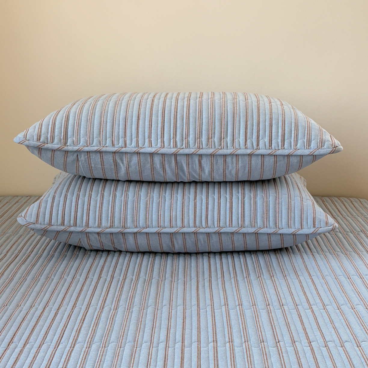 91家纺网 家纺一手货源 找家纺 居眠 2026新款全棉色织水洗棉格子夹棉棉花枕套 夹棉款-摩登蓝卡条