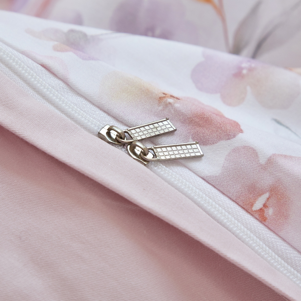 91家纺网 家纺一手货源 找家纺 启航家居 2026新款全棉铂金棉数码印花四件套 洵美粉