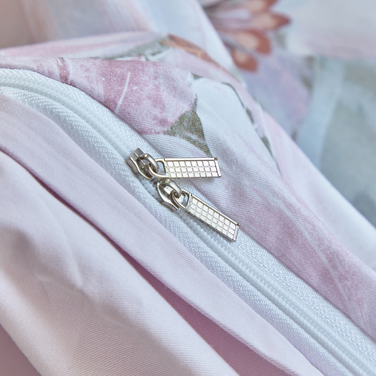 91家纺网 家纺一手货源 找家纺 启航家居 2026新款全棉铂金棉数码印花四件套 绽放序曲粉