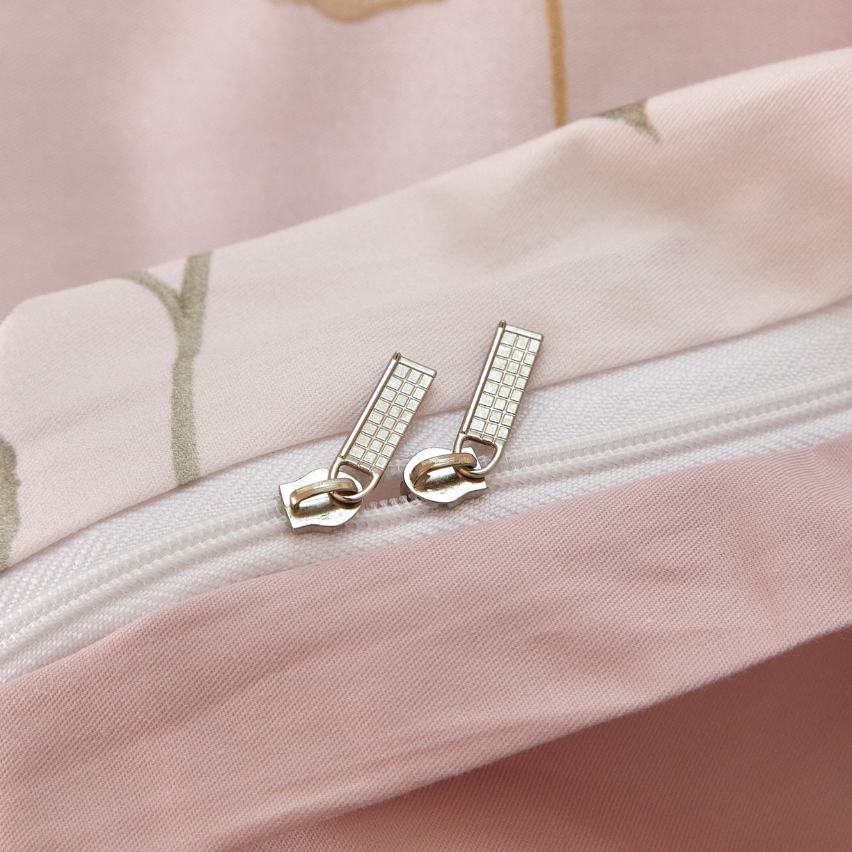 91家纺网 家纺一手货源 找家纺 启航家居 2026新款全棉铂金棉数码印花四件套 臻爱粉