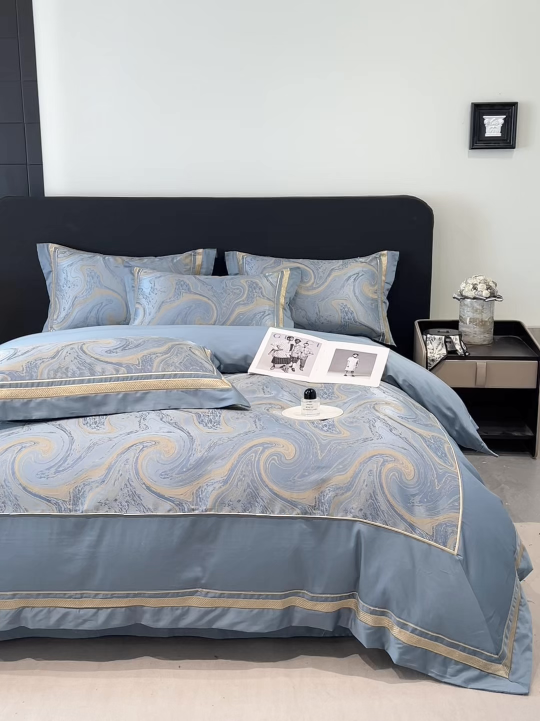 91家纺网 家纺一手货源 找家纺 博纳家纺 2026春夏新款全棉纯棉高精密色织提花绣花四件套-炫彩年华 炫彩年华-宾利蓝