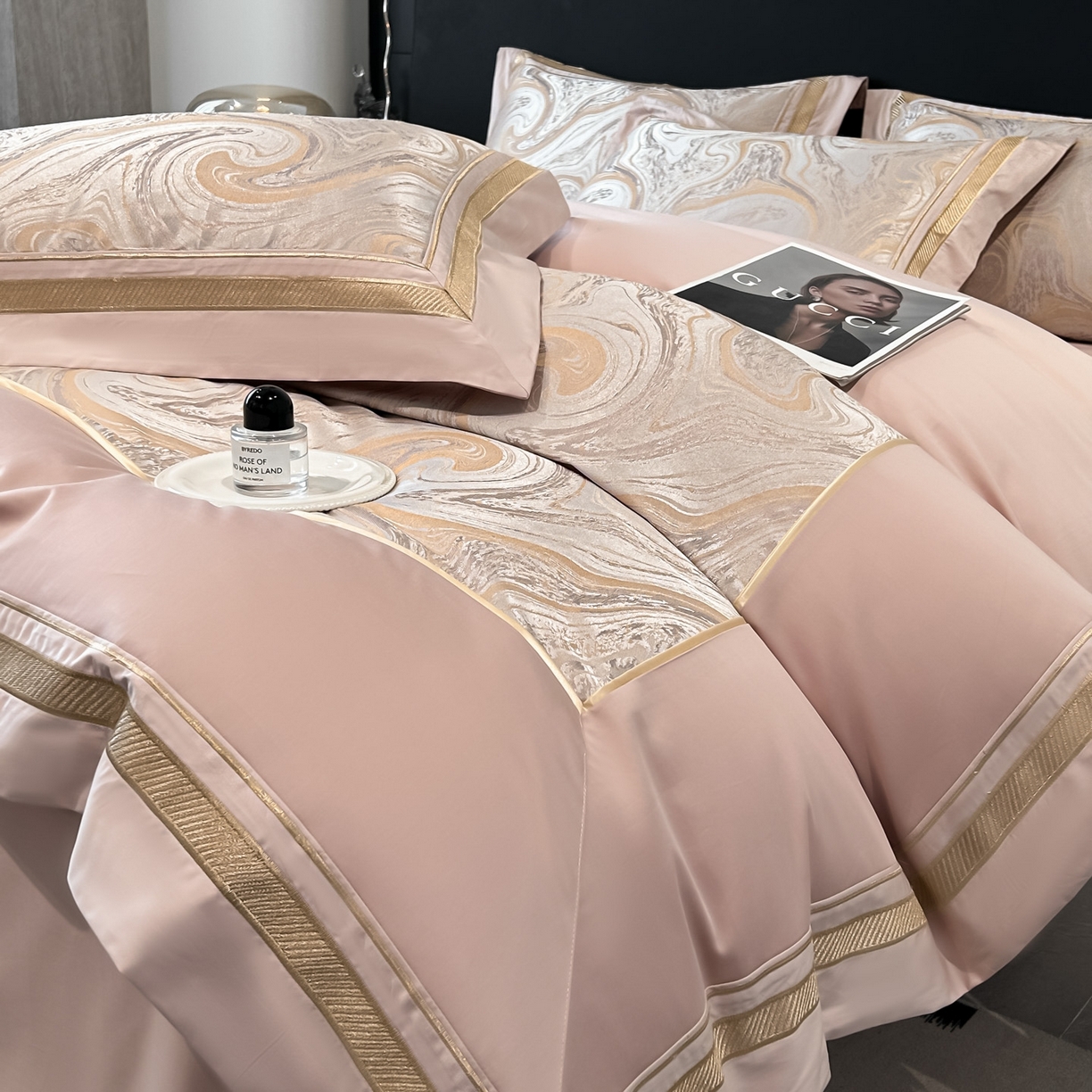 91家纺网 家纺一手货源 找家纺 博纳家纺 2026春夏新款全棉纯棉高精密色织提花绣花四件套-炫彩年华 炫彩年华-朱颜粉