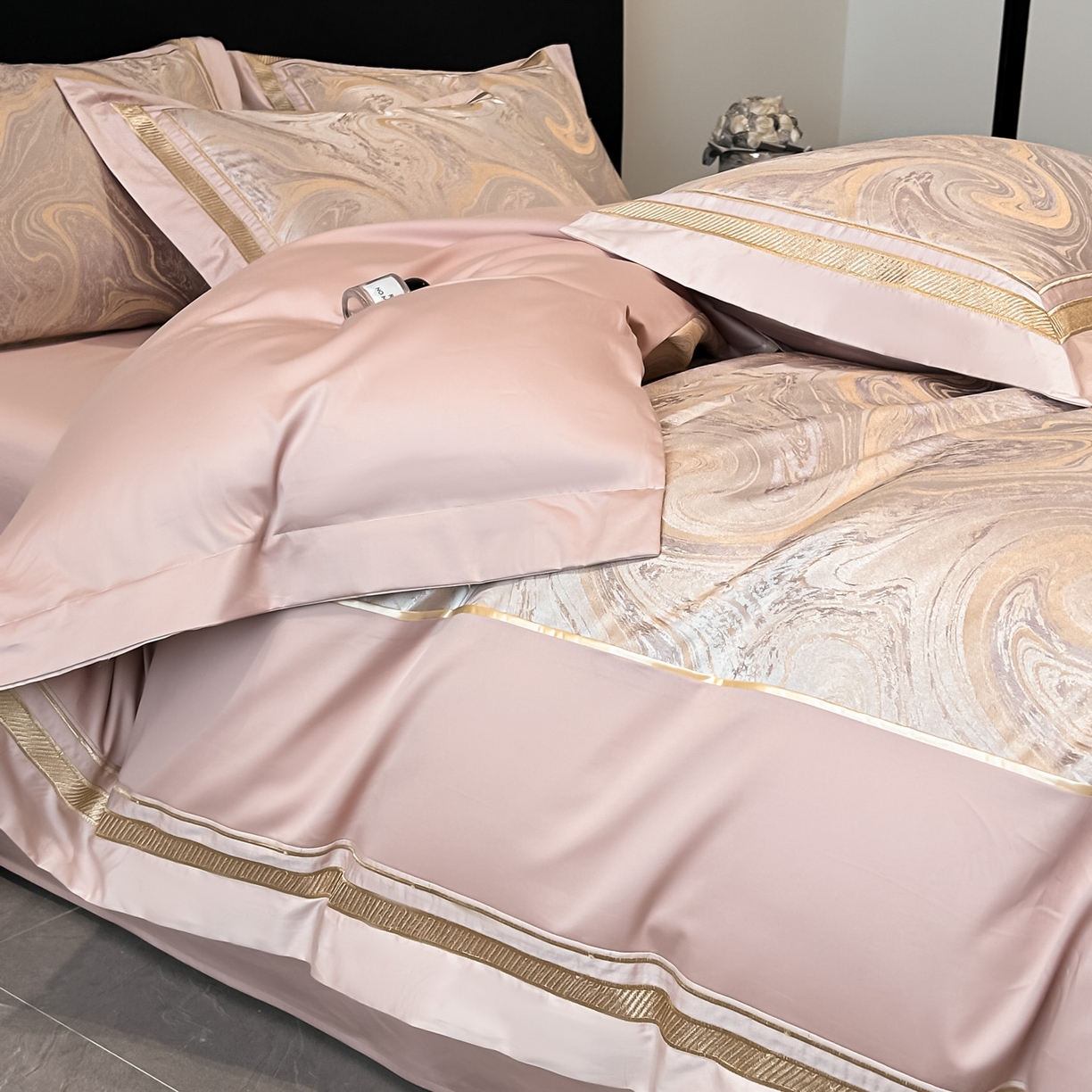 91家纺网 家纺一手货源 找家纺 博纳家纺 2026春夏新款全棉纯棉高精密色织提花绣花四件套-炫彩年华 炫彩年华-朱颜粉