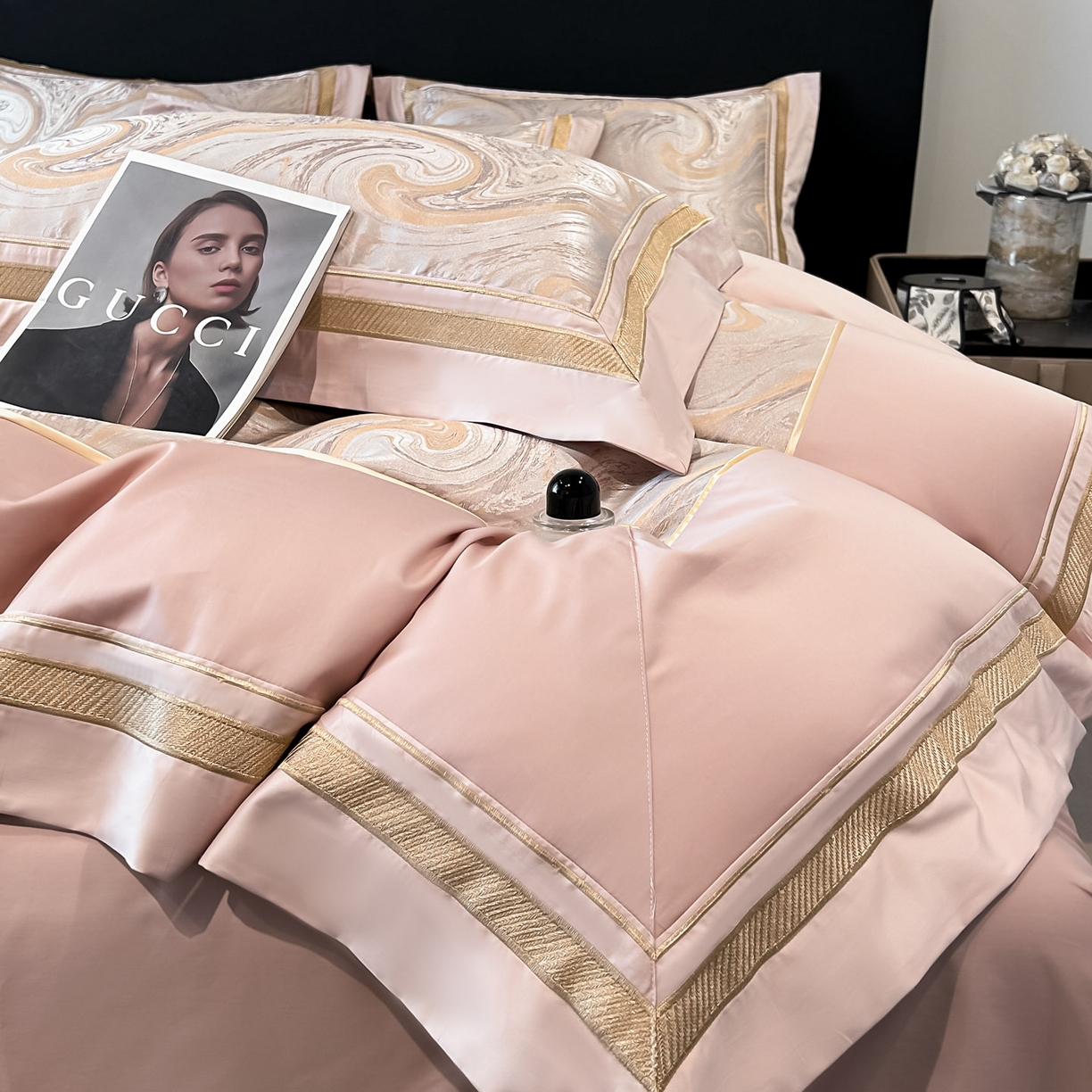 91家纺网 家纺一手货源 找家纺 博纳家纺 2026春夏新款全棉纯棉高精密色织提花绣花四件套-炫彩年华 炫彩年华-朱颜粉