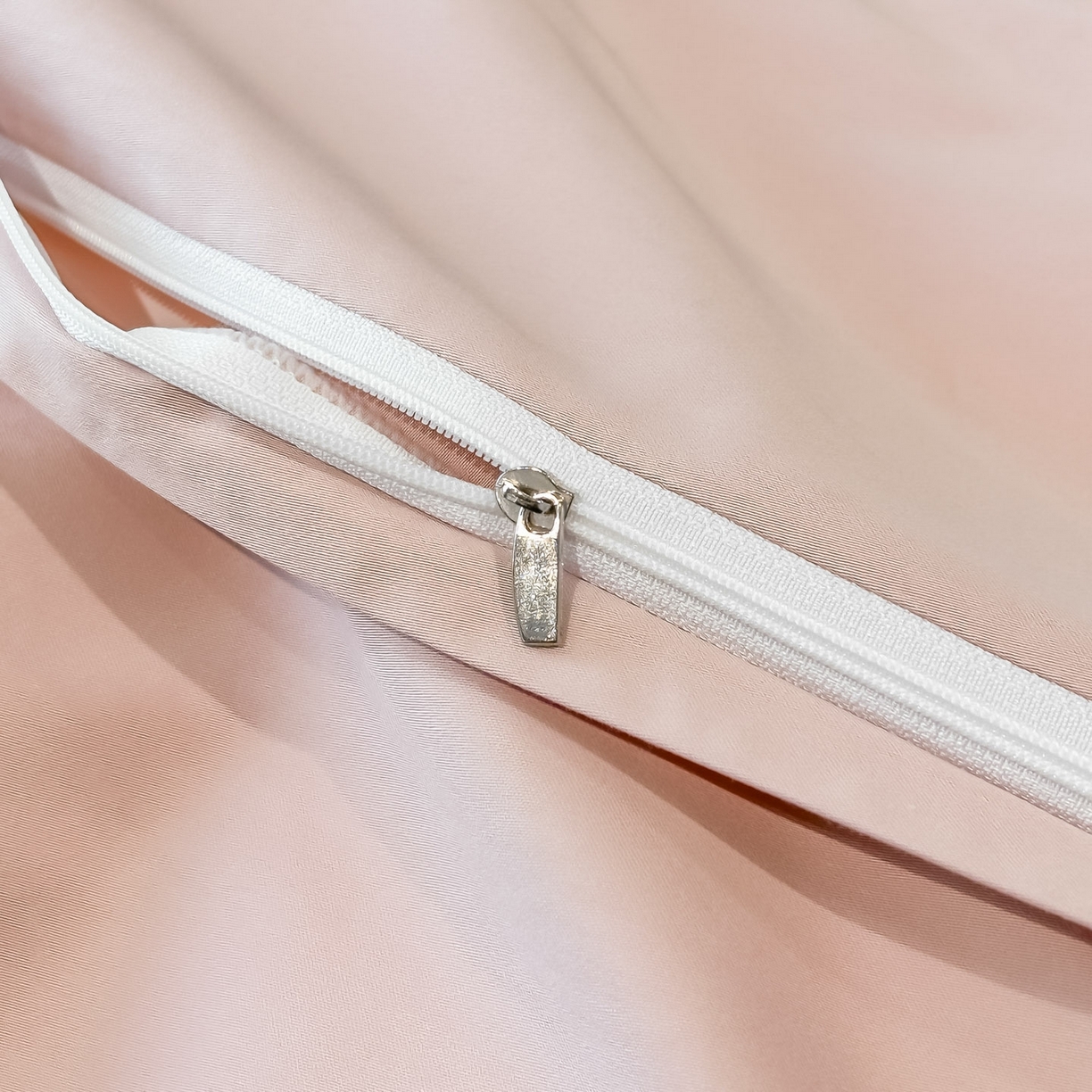 91家纺网 家纺一手货源 找家纺 博纳家纺 2026春夏新款全棉纯棉高精密色织提花绣花四件套-炫彩年华 炫彩年华-朱颜粉