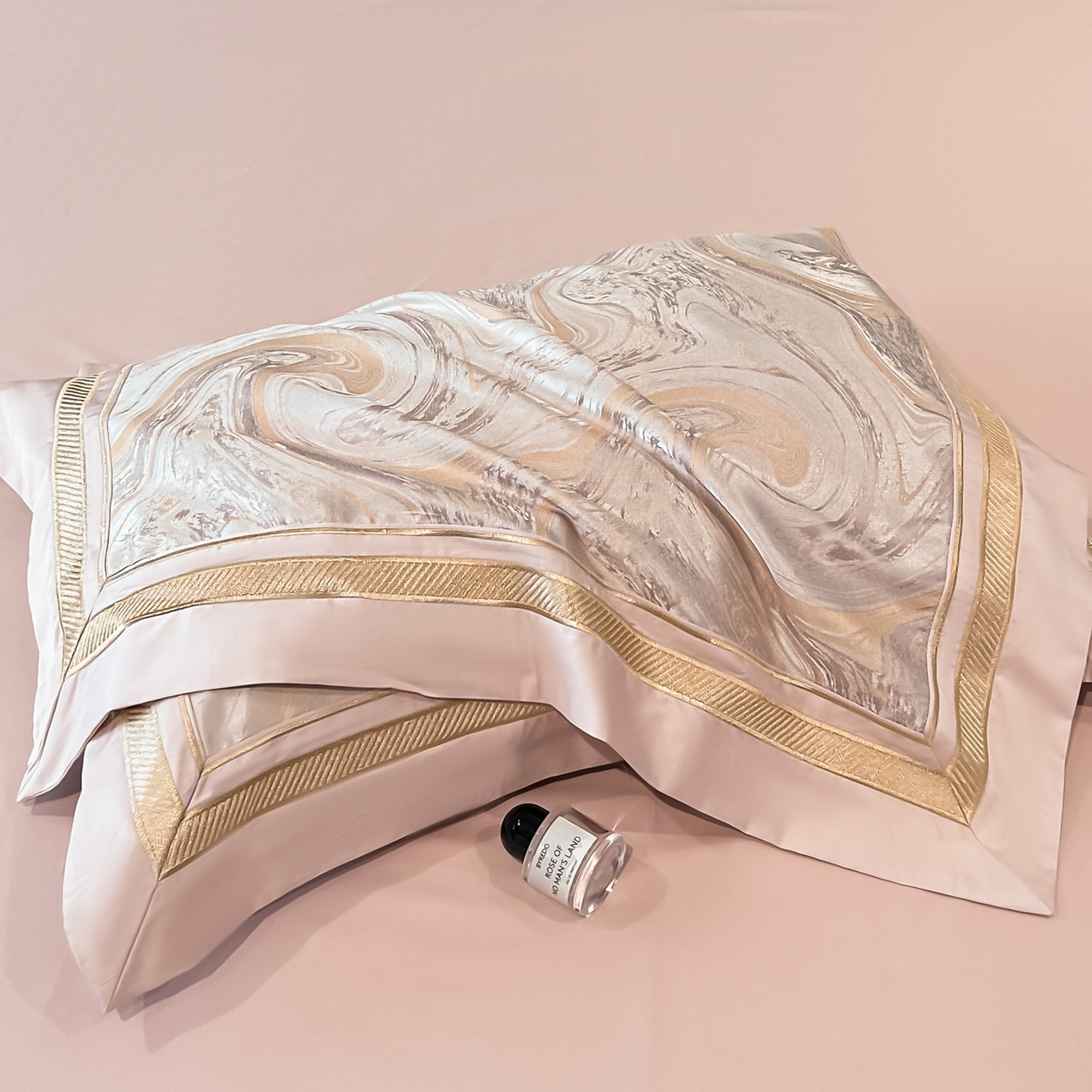 91家纺网 家纺一手货源 找家纺 博纳家纺 2026春夏新款全棉纯棉高精密色织提花绣花四件套-炫彩年华 炫彩年华-朱颜粉