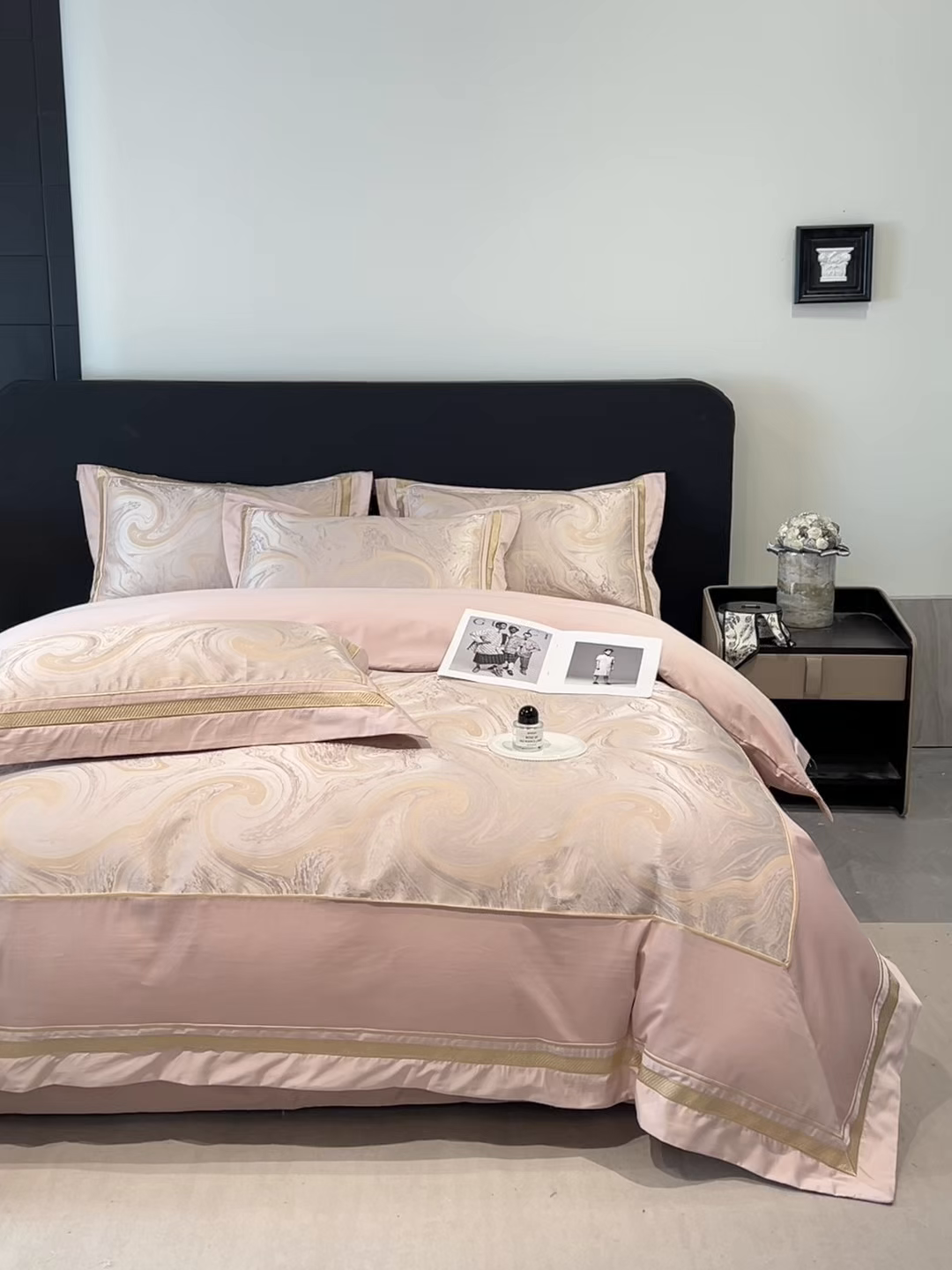 91家纺网 家纺一手货源 找家纺 博纳家纺 2026春夏新款全棉纯棉高精密色织提花绣花四件套-炫彩年华 炫彩年华-朱颜粉