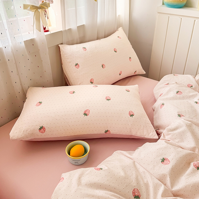 91家纺网 家纺一手货源 找家纺 卢赛尔 2026新款古法水洗仿棉云感棉学生三件套四件套 草莓点点