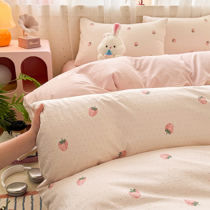 91家纺网 家纺一手货源 找家纺 卢赛尔 2026新款古法水洗仿棉云感棉学生三件套四件套 草莓点点