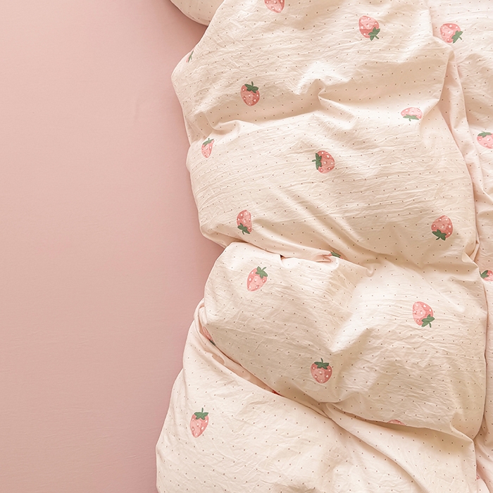 91家纺网 家纺一手货源 找家纺 卢赛尔 2026新款古法水洗仿棉云感棉学生三件套四件套 草莓点点