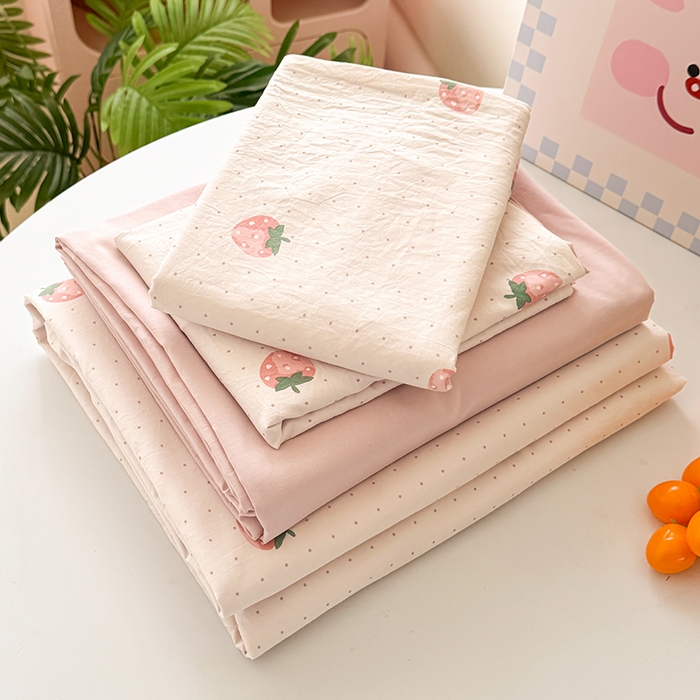 91家纺网 家纺一手货源 找家纺 卢赛尔 2026新款古法水洗仿棉云感棉学生三件套四件套 草莓点点