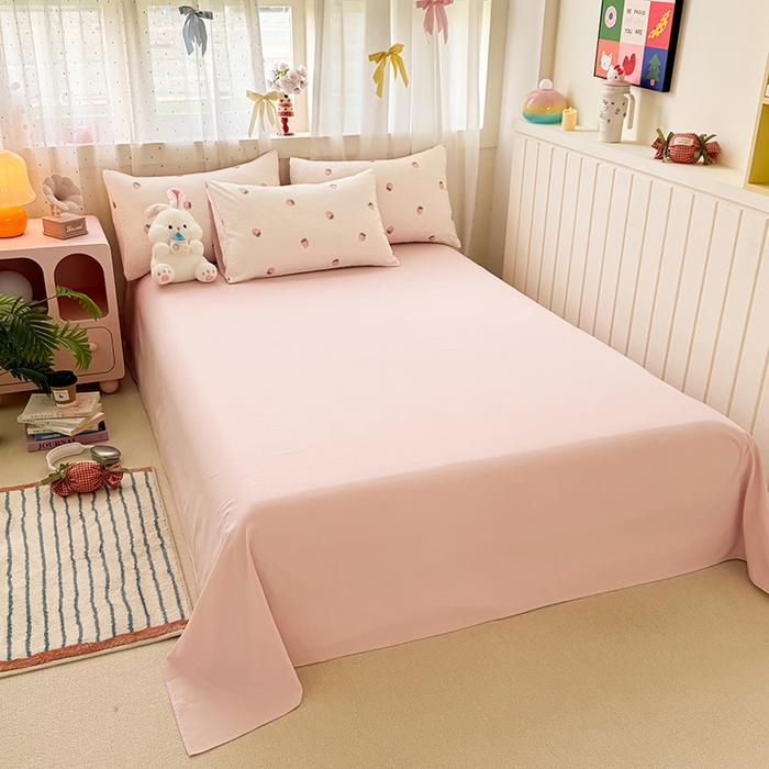 91家纺网 家纺一手货源 找家纺 卢赛尔 2026新款古法水洗仿棉云感棉学生三件套四件套 草莓点点