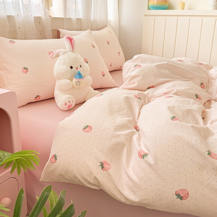 91家纺网 家纺一手货源 找家纺 卢赛尔 2026新款古法水洗仿棉云感棉学生三件套四件套 草莓点点