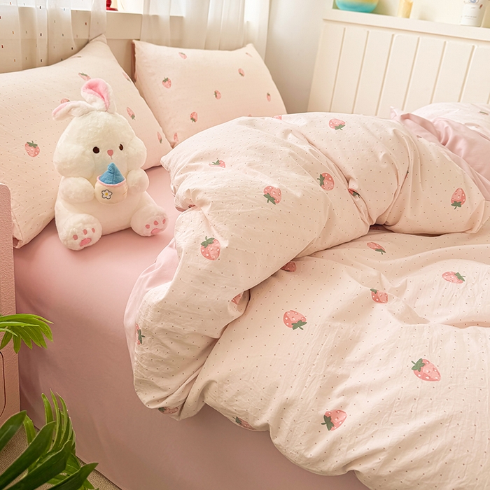 91家纺网 家纺一手货源 找家纺 卢赛尔 2026新款古法水洗仿棉云感棉学生三件套四件套 草莓点点