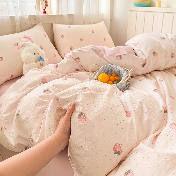 91家纺网 家纺一手货源 找家纺 卢赛尔 2026新款古法水洗仿棉云感棉学生三件套四件套 草莓点点