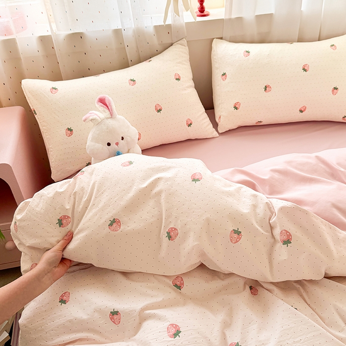 91家纺网 家纺一手货源 找家纺 卢赛尔 2026新款古法水洗仿棉云感棉学生三件套四件套 草莓点点