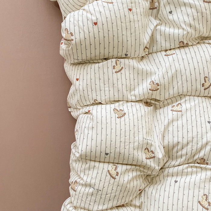 91家纺网 家纺一手货源 找家纺 卢赛尔 2026新款古法水洗仿棉云感棉学生三件套四件套 小木马