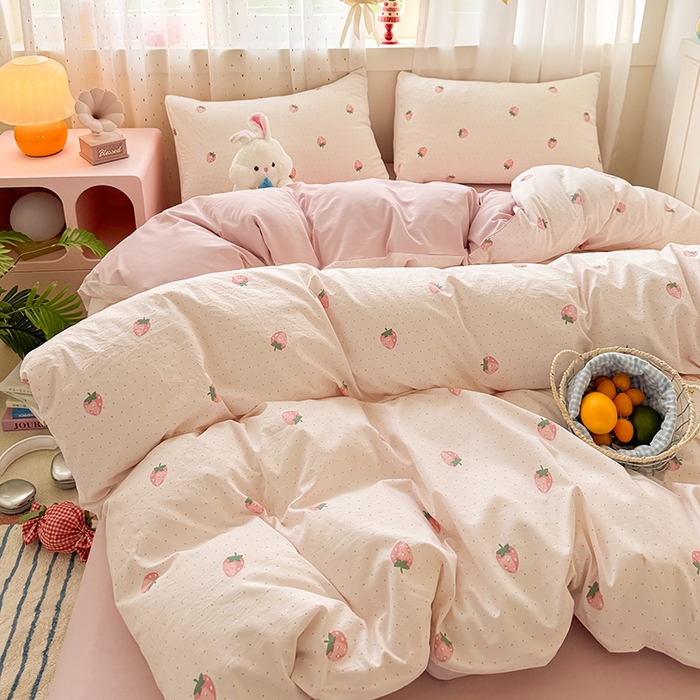 91家纺网 家纺一手货源 找家纺 卢赛尔 2026新款古法水洗仿棉云感棉学生三件套四件套 草莓点点