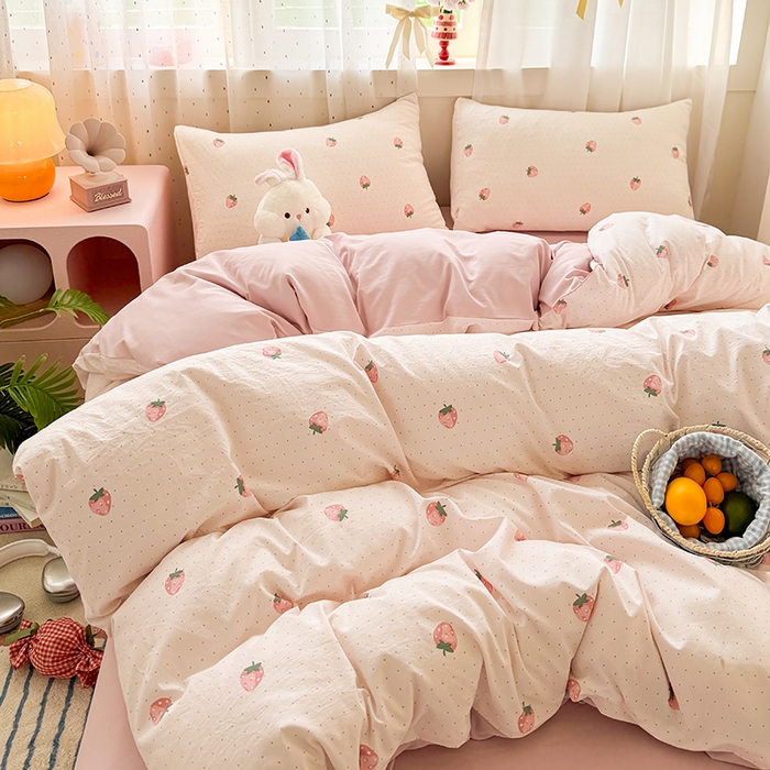 91家纺网 家纺一手货源 找家纺 卢赛尔 2026新款古法水洗仿棉云感棉学生三件套四件套 草莓点点