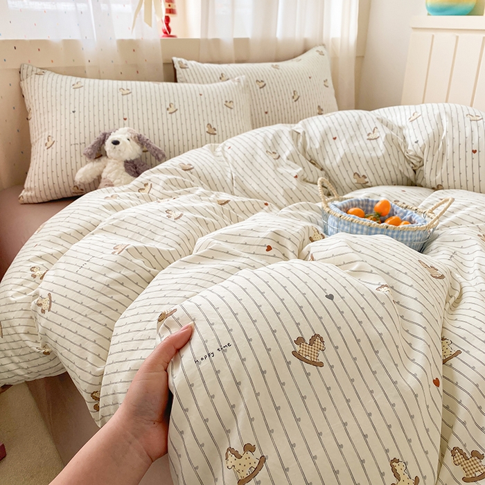 91家纺网 家纺一手货源 找家纺 卢赛尔 2026新款古法水洗仿棉云感棉学生三件套四件套 小木马