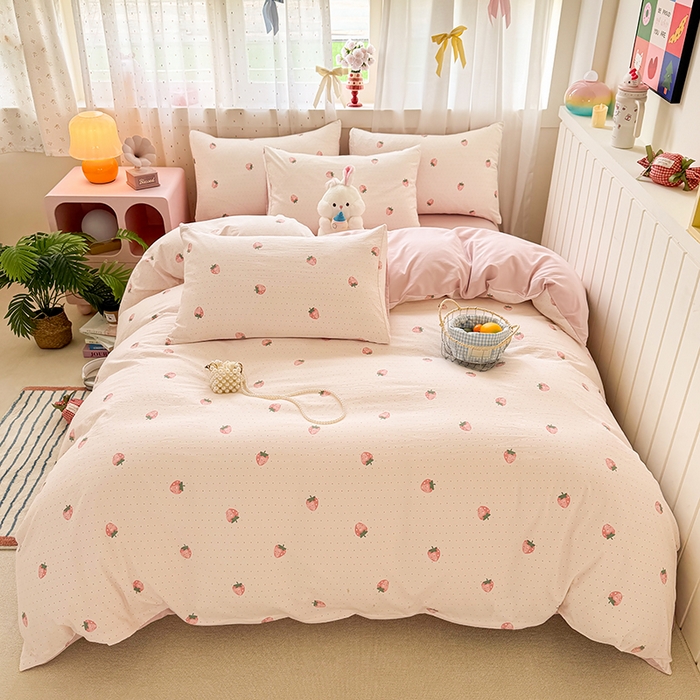 91家纺网 家纺一手货源 找家纺 卢赛尔 2026新款古法水洗仿棉云感棉学生三件套四件套 草莓点点