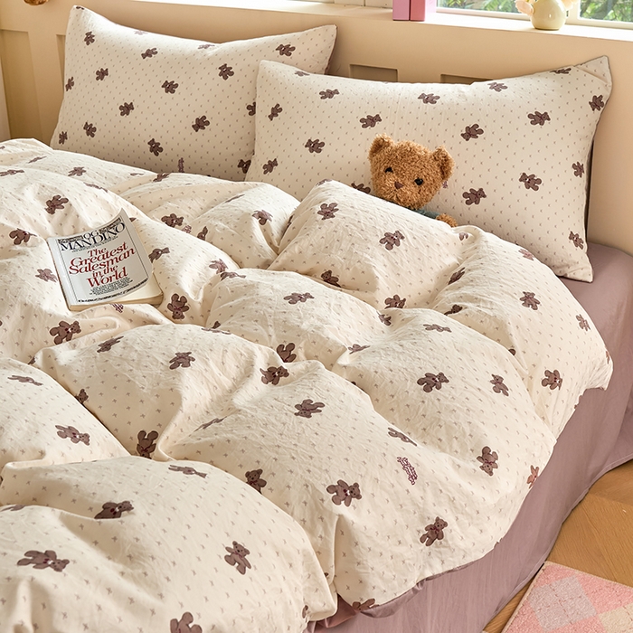 91家纺网 家纺一手货源 找家纺 卢赛尔 2026新款古法水洗仿棉云感棉学生三件套四件套 小棕熊