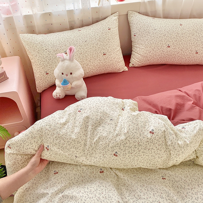 91家纺网 家纺一手货源 找家纺 卢赛尔 2026新款古法水洗仿棉云感棉学生三件套四件套 樱桃园