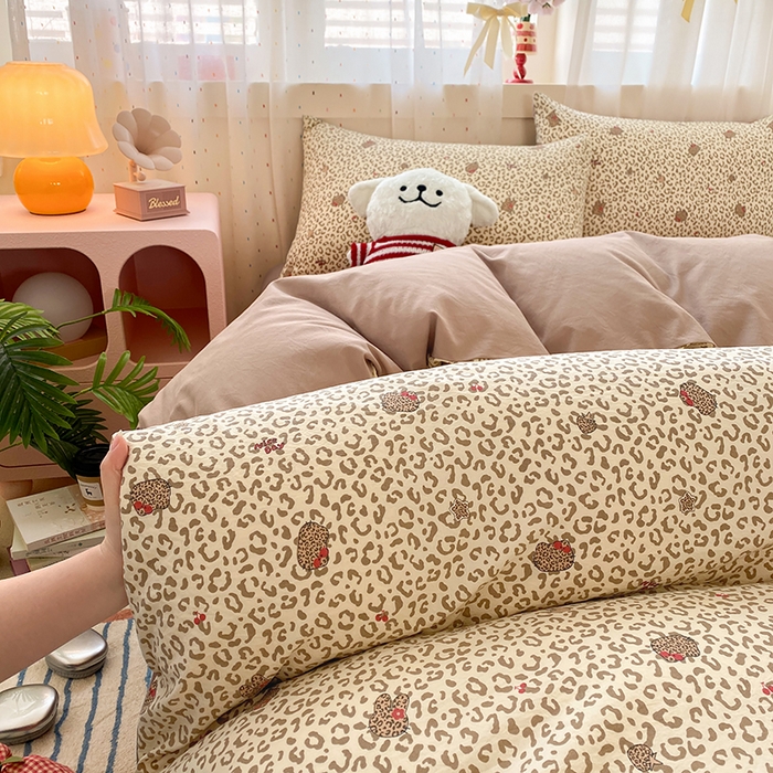 91家纺网 家纺一手货源 找家纺 卢赛尔 2026新款古法水洗仿棉云感棉学生三件套四件套 KT豹纹