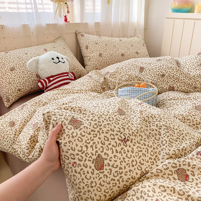 91家纺网 家纺一手货源 找家纺 卢赛尔 2026新款古法水洗仿棉云感棉学生三件套四件套 KT豹纹