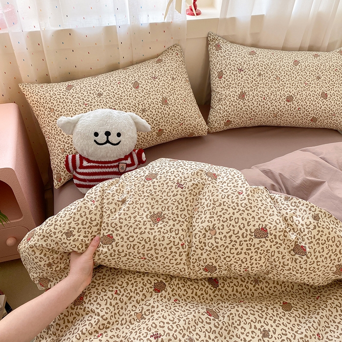 91家纺网 家纺一手货源 找家纺 卢赛尔 2026新款古法水洗仿棉云感棉学生三件套四件套 KT豹纹