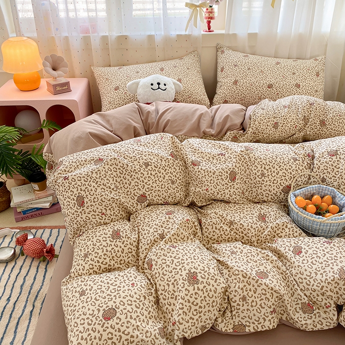 91家纺网 家纺一手货源 找家纺 卢赛尔 2026新款古法水洗仿棉云感棉学生三件套四件套 KT豹纹