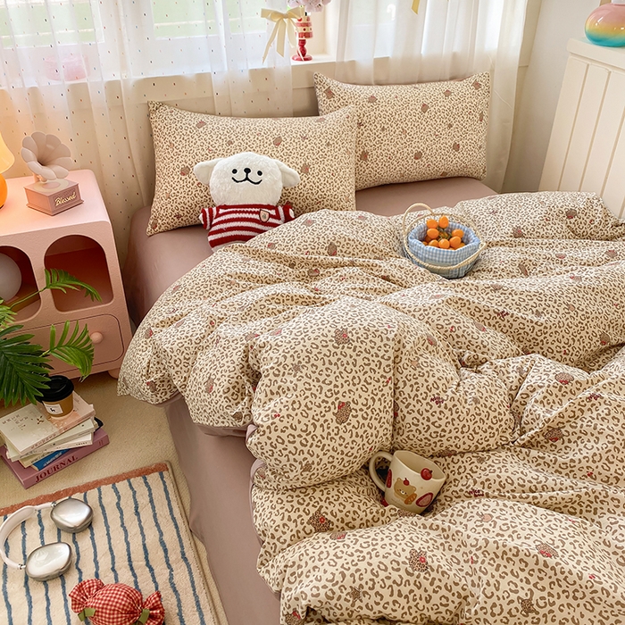 91家纺网 家纺一手货源 找家纺 卢赛尔 2026新款古法水洗仿棉云感棉学生三件套四件套 KT豹纹